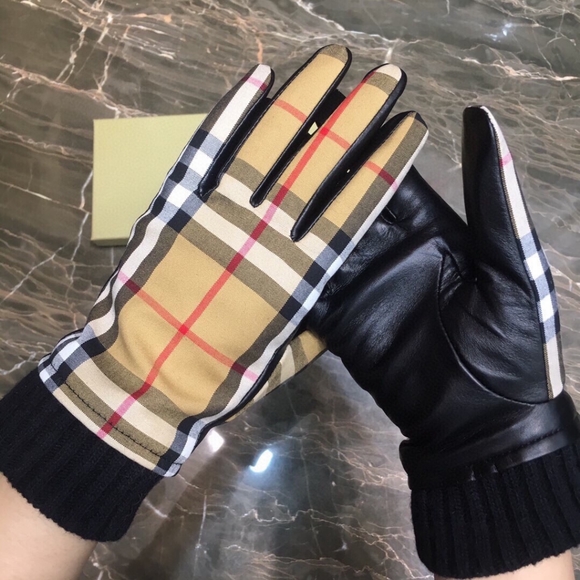 Burberry Women's Yellow Thermal Gloves - Picture 1 of 4